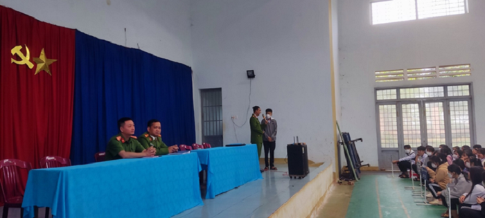 Công an huyện Ea H'Leo tổ chức tuyên truyền, phổ biến pháp luật về pháo cho cán bộ, giáo viên và học sinh trường THPT Trường Chinh, xã Dliê Yang